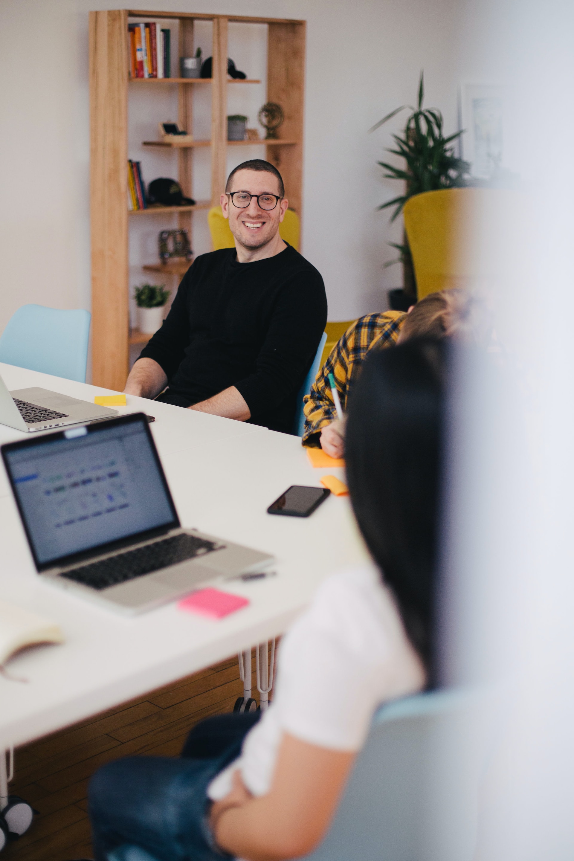 Gemeinsame Arbeit am Besprechungstisch bei FEWTURE