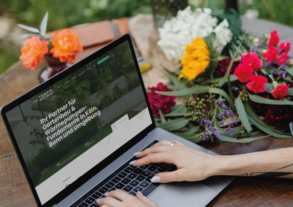 Terralbau Website auf einem Laptop
